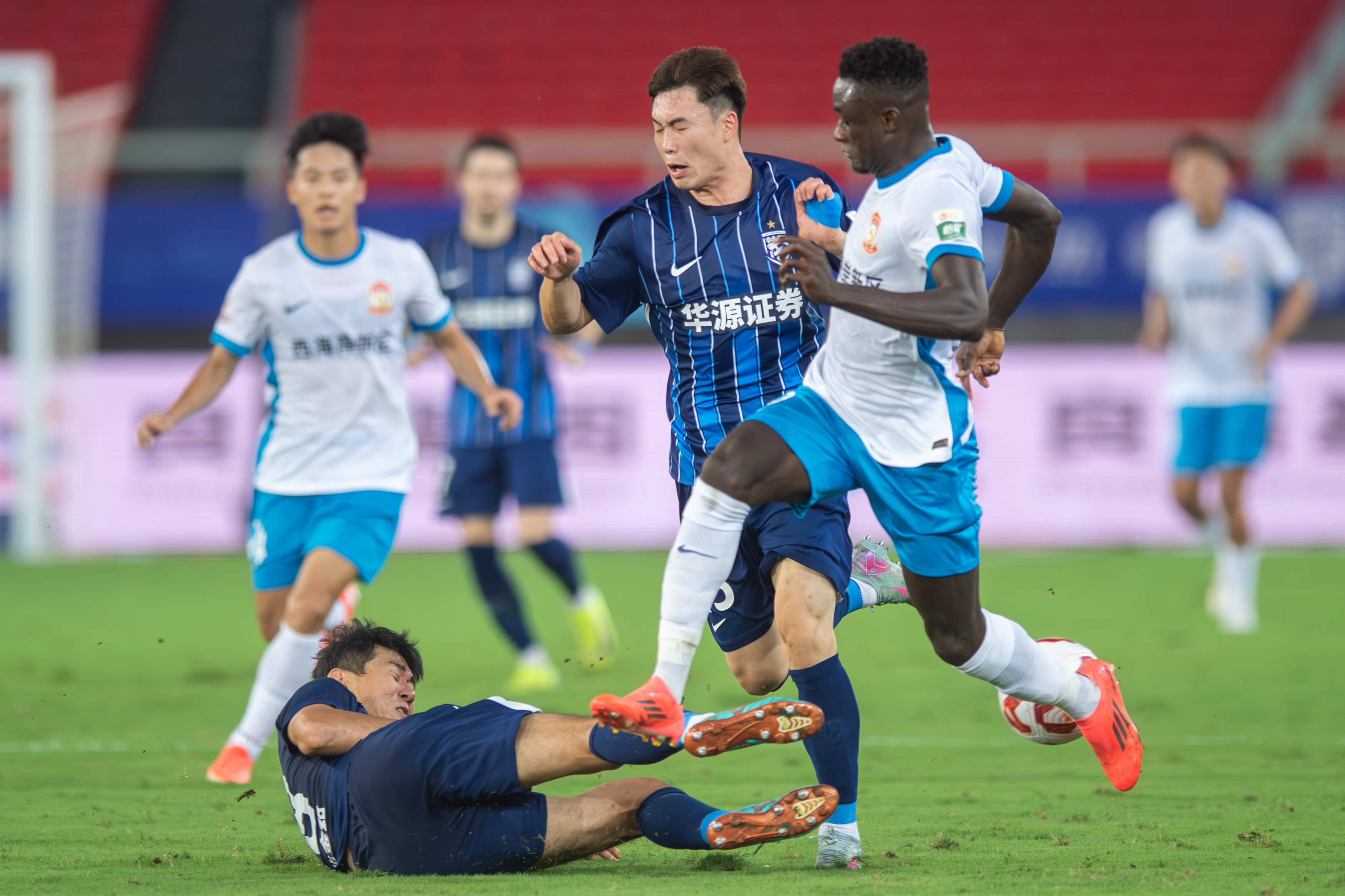 乐竞中国-球队遭遇暴雨袭击，中超赛事临时受影响